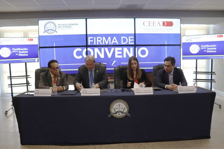 Este 26 de agosto se llevó a cabo la firma del Anexo Técnico del Convenio de Colaboración para la Certificación de Operadores del Sistema de Justicia Penal, celebrado entre el Centro de Estudios sobre la Enseñanza y Aprendizaje del Derecho A.C y la Fiscalía General del Estado de San Luis Potosí, esto con el apoyo de la Oficina de Iniciativa Mérida en la Embajada de los Estado Unidos de América.