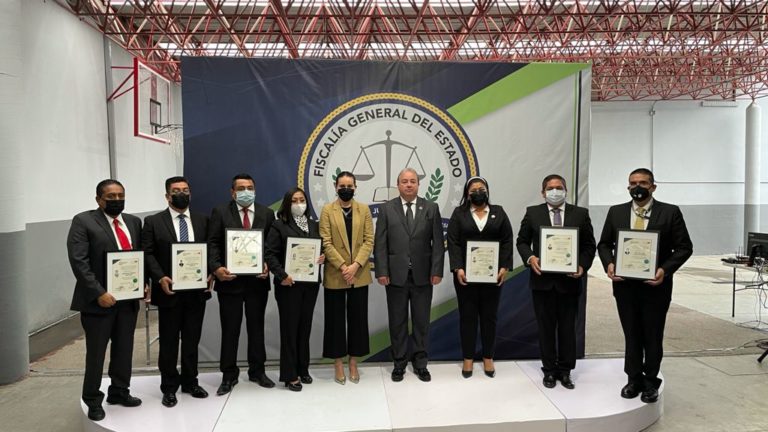 El pasado 30 de junio se llevó a cabo la entrega de certificaciones a agentes del Ministerio Público de la Fiscalía General de San Luis Potosí, dentro del proceso de evaluación de habilidades de investigación y litigación en audiencias preliminares.